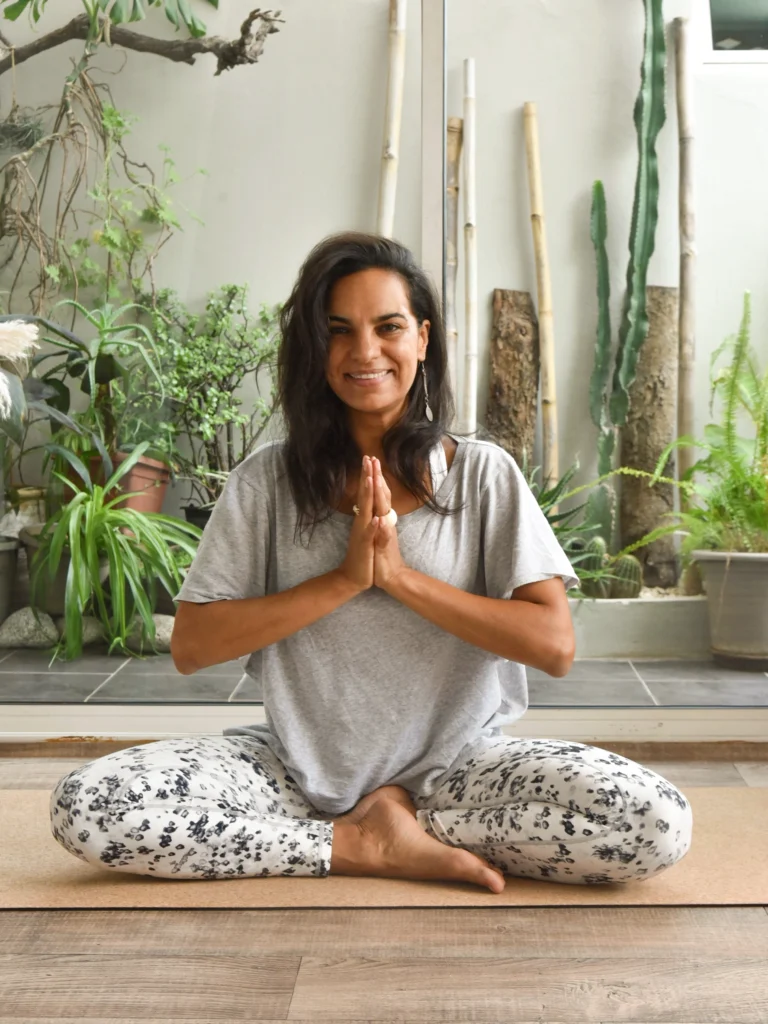 Saloua Hachami, professeure de yoga et danse-thérapeute lors de la retraite bien-être Ômri