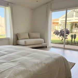 Chambre lumineuse et apaisante avec vue sur le jardin, dans une villa de retraite bien-être au Maroc