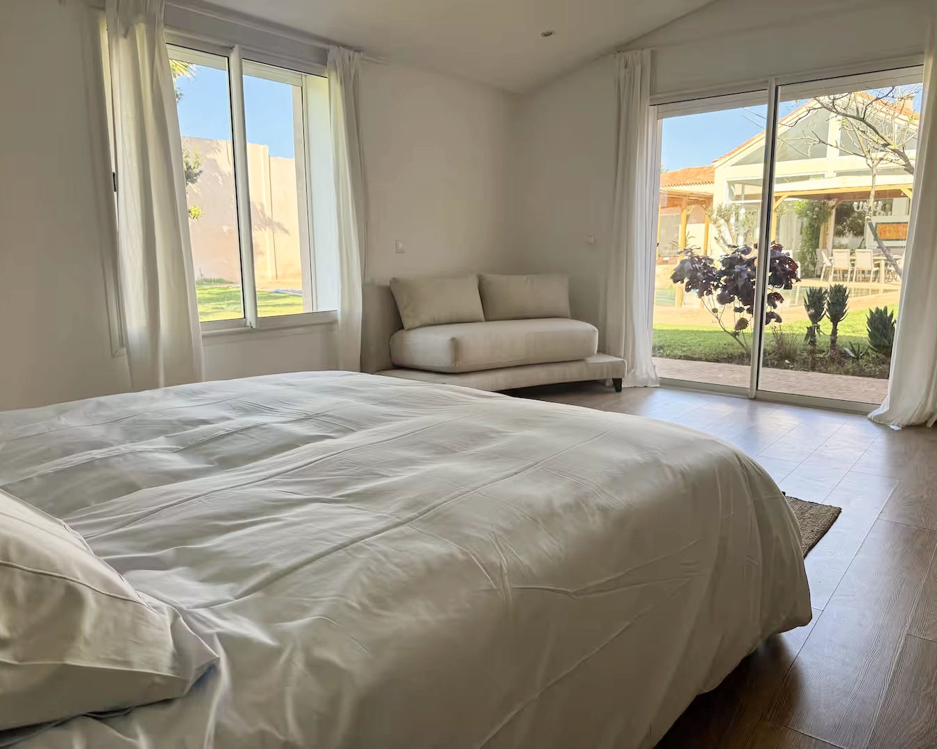Chambre lumineuse et confortable avec vue sur le jardin et la piscine à la retraite Ômri, Tamaris